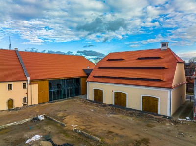 Przebudowa budynku Małej Stajni pod nowe centrum edukacyjne z salą multimedialną