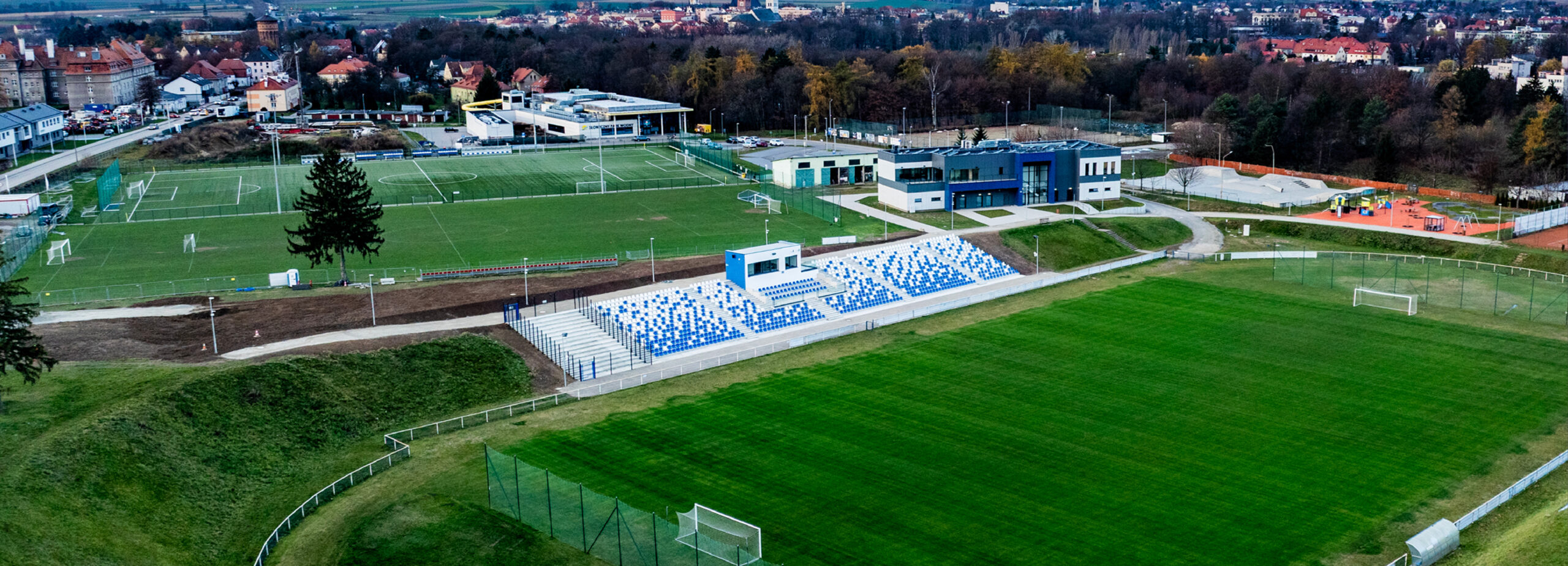 Trybuna Stadionu Miejskiego w Ząbkowicach Śląskich gotowa na kibiców